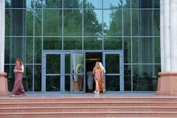 Выставка детского рисунка Планета детства в Галерее изобразительного искусства Узбекистана - Sputnik Узбекистан