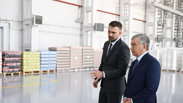 Президент Шавкат Мирзиёев посетил предприятие Kmita Polymers на территории химико-индустриального технопарка Чирчик - Sputnik Узбекистан