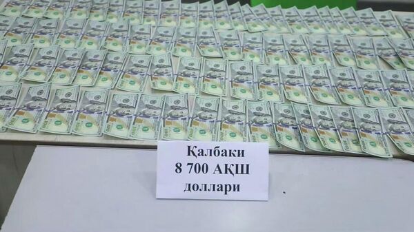 В Андижане задержан мужчина, пытавшийся продать фальшивые 8 700 за настоящие 3 520, сообщает Таможенный комитет - Sputnik Узбекистан