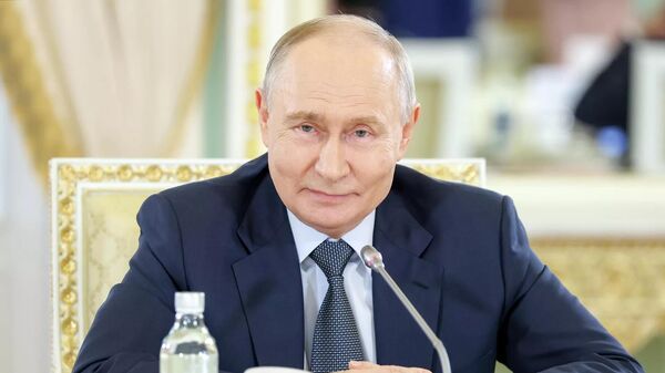 Президент России Владимир Путин в Константиновском дворце на встрече с руководителями международных информационных агентств
 - Sputnik Узбекистан