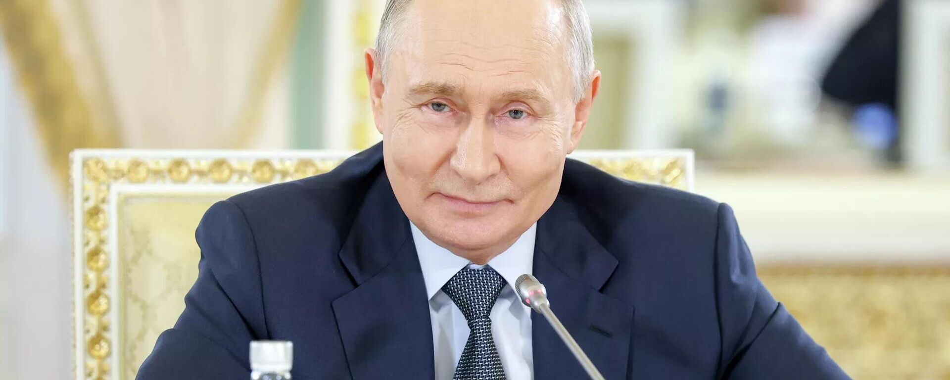 Президент России Владимир Путин в Константиновском дворце на встрече с руководителями международных информационных агентств
 - Sputnik Узбекистан, 1920, 05.06.2026