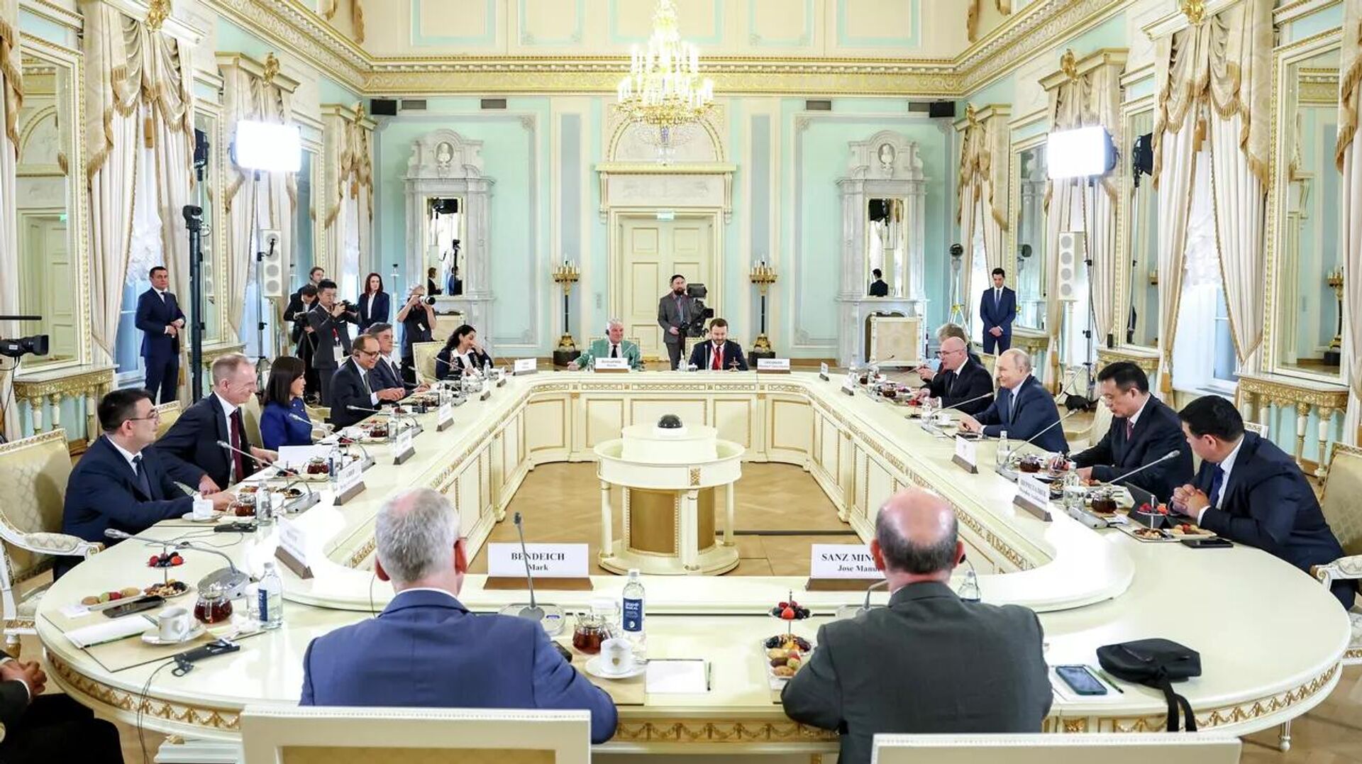 Президент России Владимир Путин в Константиновском дворце на встрече с руководителями международных информационных агентств - Sputnik Узбекистан, 1920, 05.06.2026