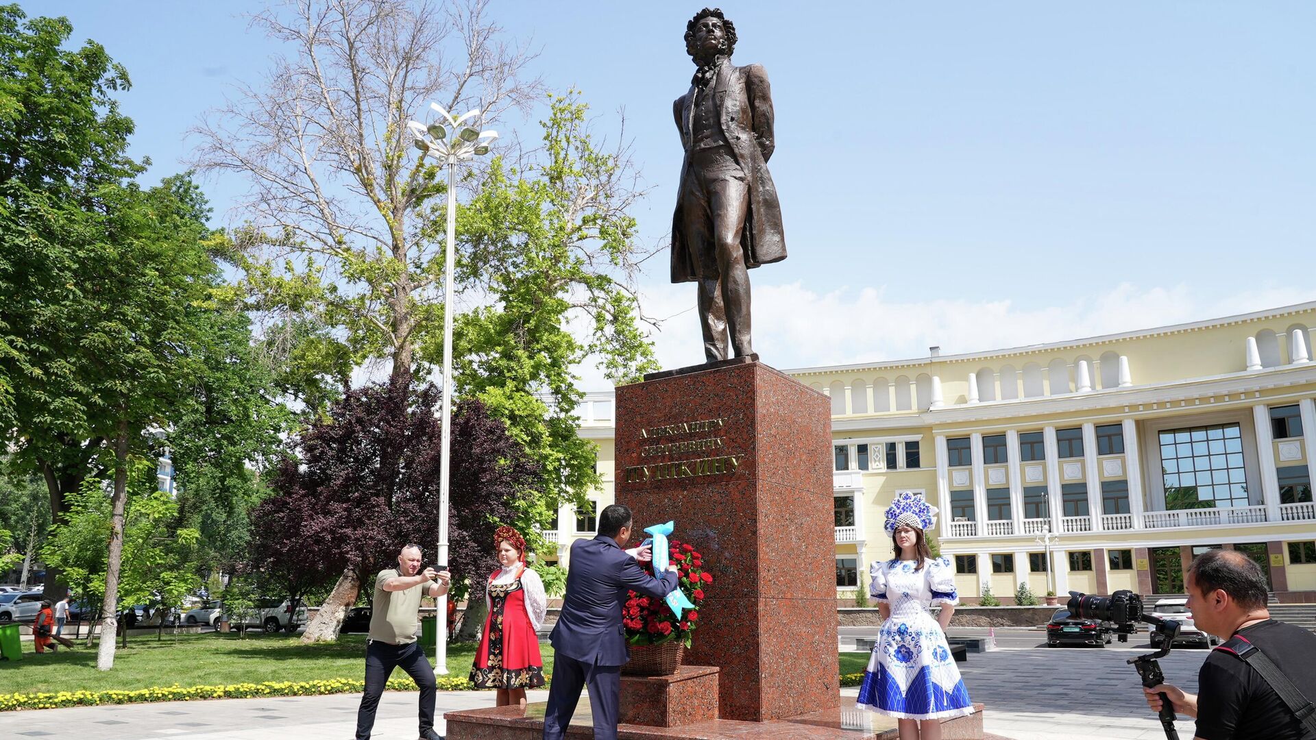 В Ташкенте отметили 227 летие Александра Пушкина - Sputnik Ўзбекистон, 1920, 06.06.2026