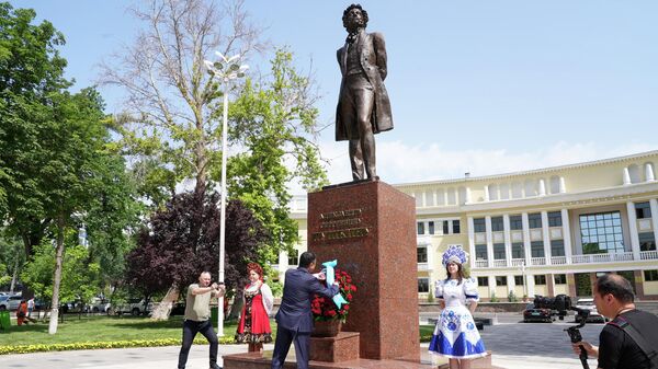 В Ташкенте отметили 227 летие Александра Пушкина - Sputnik Ўзбекистон