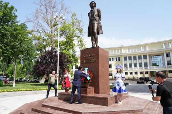 Тошкентда Пушкин таваллудининг 227 йиллиги нишонланди - Sputnik Ўзбекистон