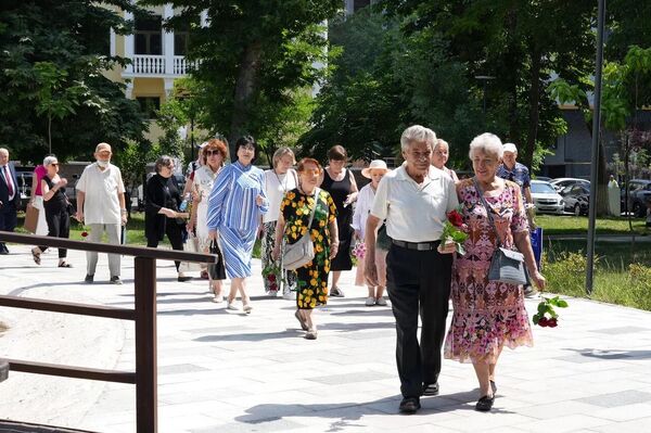 В Ташкенте возложили цветы к памятнику Александра Сергеевича Пушкина. - Sputnik Узбекистан
