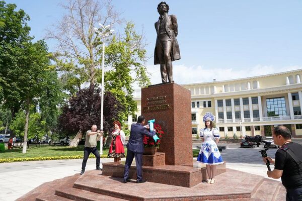 В Ташкенте возложили цветы к памятнику Александра Сергеевича Пушкина. - Sputnik Узбекистан