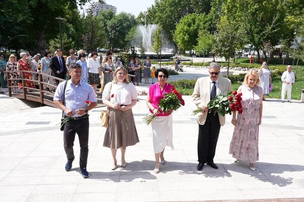 В Ташкенте возложили цветы к памятнику Александра Сергеевича Пушкина. - Sputnik Узбекистан