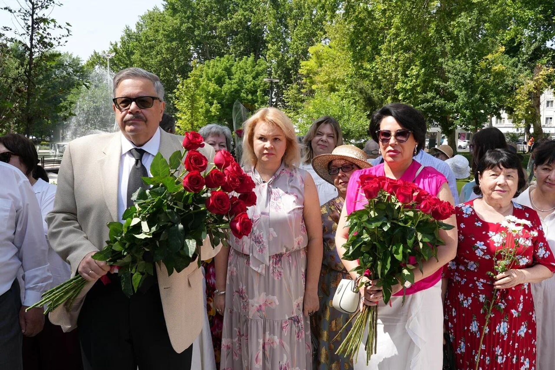 В Ташкенте возложили цветы к памятнику Александра Сергеевича Пушкина. - Sputnik Узбекистан, 1920, 06.06.2026