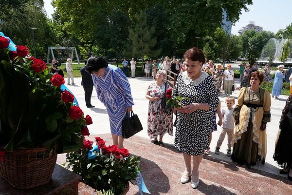 В Ташкенте возложили цветы к памятнику Александра Сергеевича Пушкина. - Sputnik Узбекистан