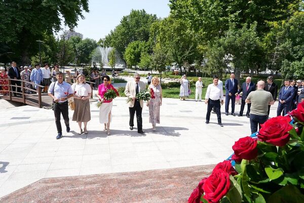 В Ташкенте возложили цветы к памятнику Александра Сергеевича Пушкина. - Sputnik Узбекистан