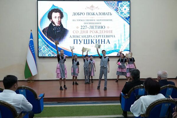 В Ташкенте возложили цветы к памятнику Александра Сергеевича Пушкина. - Sputnik Узбекистан