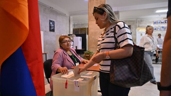 Голосование в день парламентских выборов в Армении - Sputnik Ўзбекистон