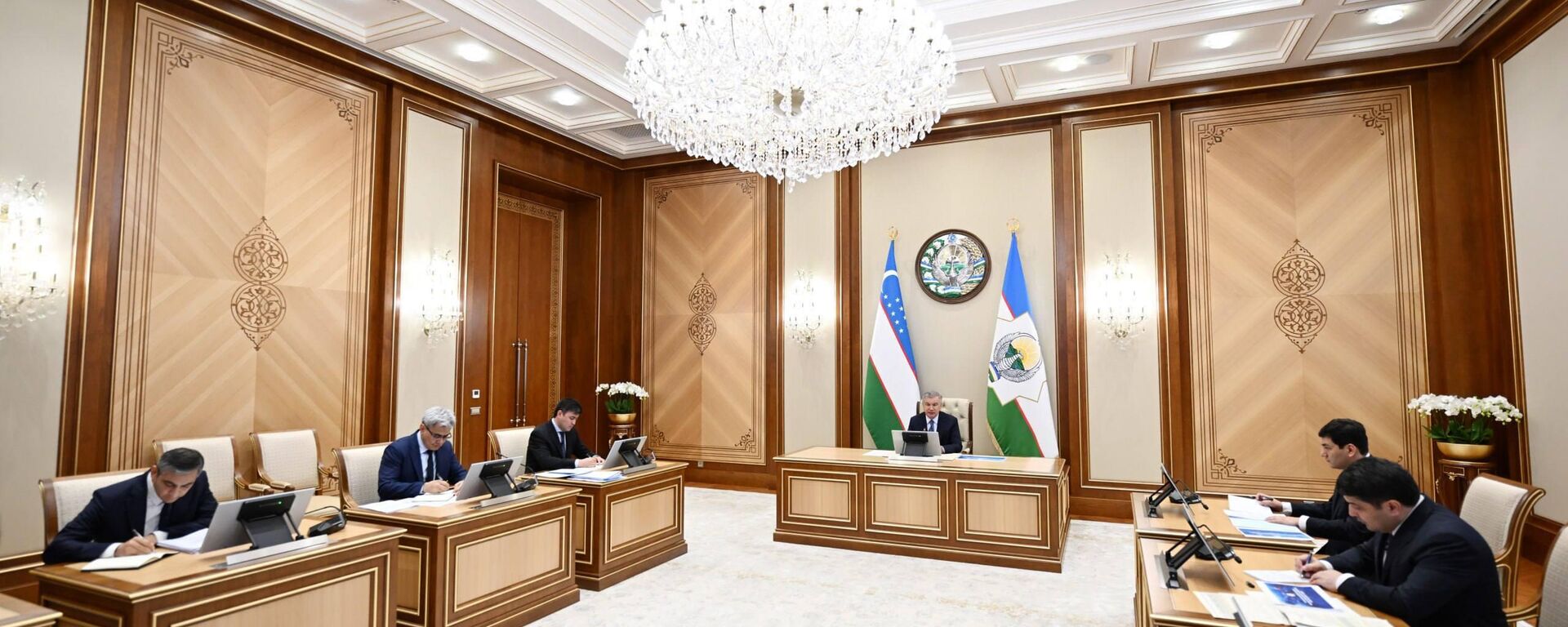 Shavkat Mirziyoyev oznakomilsya s prezentatsiyey po vnedreniyu sifrovix resheniy i texnologiy iskusstvennogo intellekta v gornoy promishlennosti i sfere geologii - Sputnik O‘zbekiston, 1920, 10.06.2026