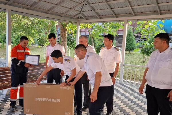 Железнодорожник спас тонущую девочку в Сергелийском районе Ташкента Железнодорожник спас тонущую девочку в Сергелийском районе Ташкента - Sputnik Узбекистан