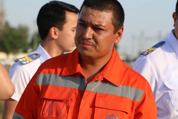 Железнодорожник спас тонущую девочку в Сергелийском районе Ташкента Железнодорожник спас тонущую девочку в Сергелийском районе Ташкента - Sputnik Узбекистан