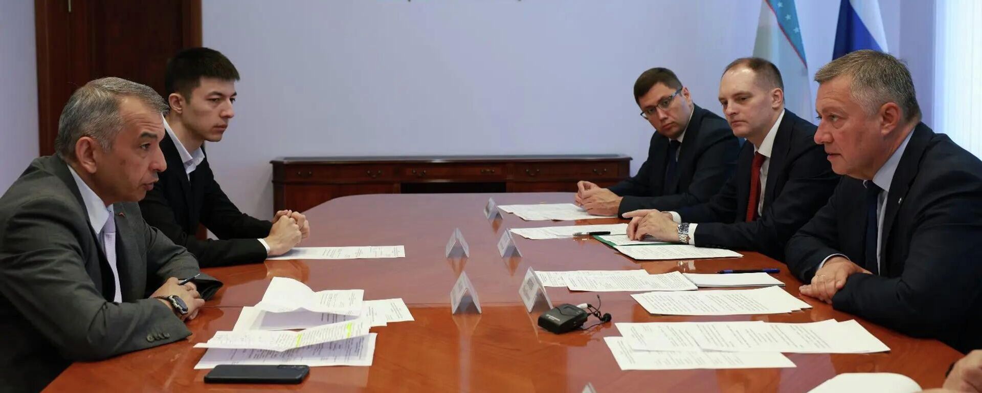 Gubernator Irkutskoy oblasti Igor Kobzev i Genkonsul Uzbekistana v Novosibirske Aslam Akbarov obsudili razvitie dvustoronnego sotrudnichestva - Sputnik O‘zbekiston, 1920, 10.06.2026