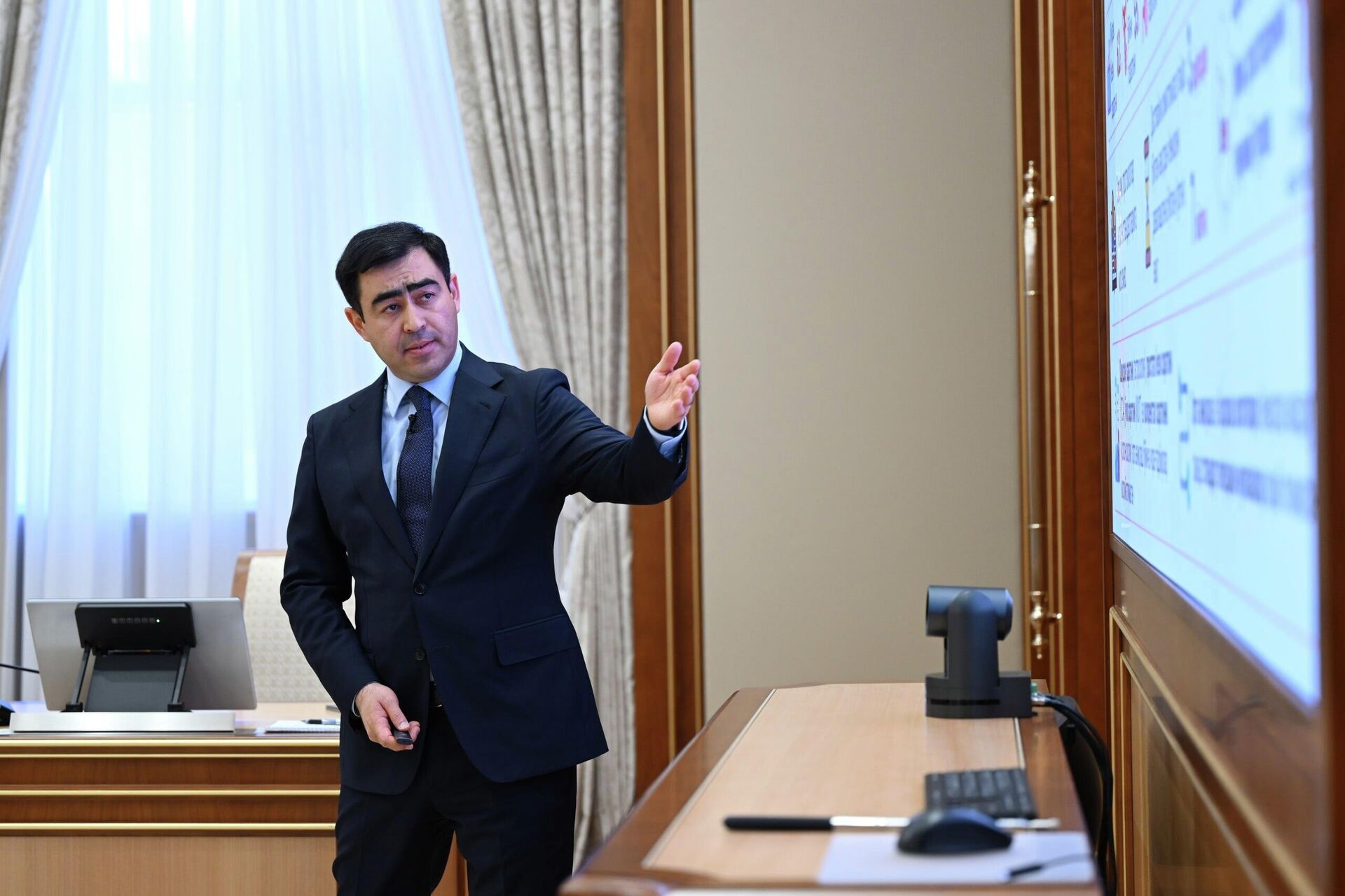 Президент ознакомился с презентацией предложений по совершенствованию системы онкологической и гематологической медицинской помощи и паллиативной службы. Президент ознакомился с презентацией предложений по совершенствованию системы онкологической и гематологической медицинской помощи и паллиативной службы. - Sputnik Узбекистан, 1920, 12.06.2026