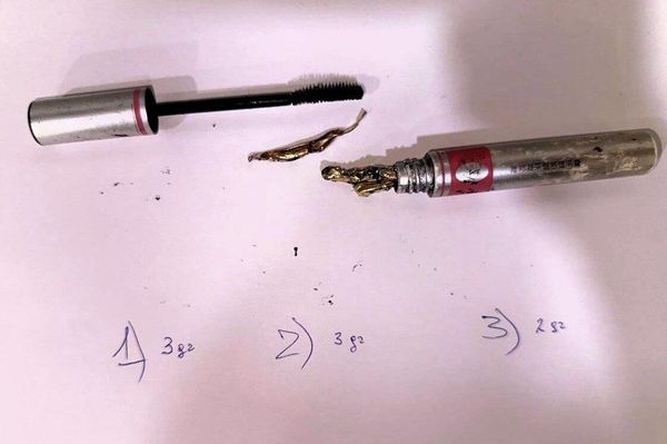 На таможенном посту Дустлик у двух женщин обнаружили золотые слитки, скрытые в туши для ресниц, флаконе духов и ручке, сообщает Таможенный комитет - Sputnik Узбекистан