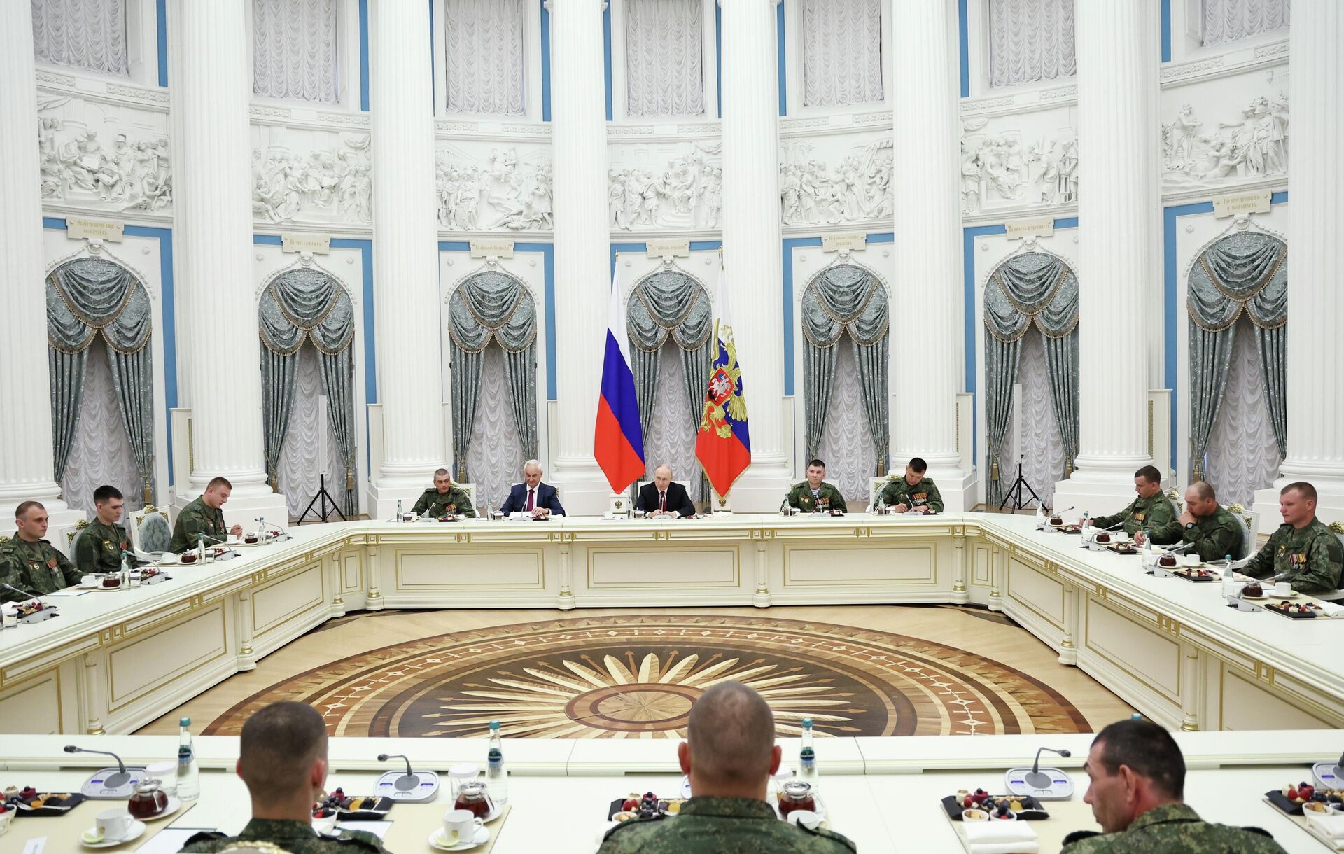 Встреча президента РФ Владимира Путина с участниками СВО - Sputnik Ўзбекистон, 1920, 13.06.2026
