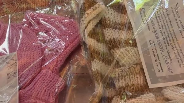 Около 70 человек собрались в Центральном парке Ташкента, чтобы связать вещи для недоношенных детей и подарить им свои тепло, заботу и поддержку - Sputnik Узбекистан