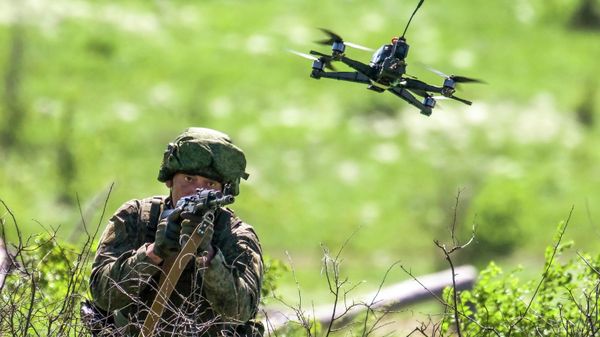 Otrabotka voyennoslujashimi gruppirovki Zapad protivodeystviya FPV-dronam - Sputnik O‘zbekiston