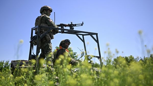 Voyennoslujashie 40-y brigadi morskoy pexoti gruppirovki voysk Vostok na napravlenii Gulyaypole v zone SVO - Sputnik O‘zbekiston