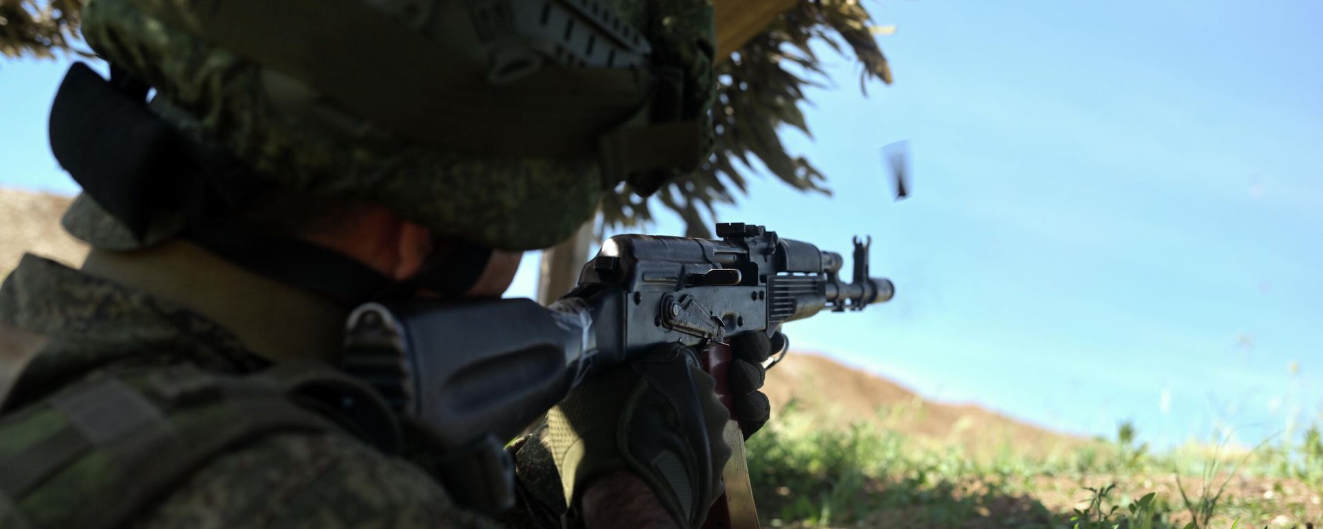 Отработка военнослужащими группировки Запад противодействия FPV-дронам - Sputnik Узбекистан, 1920, 19.06.2026