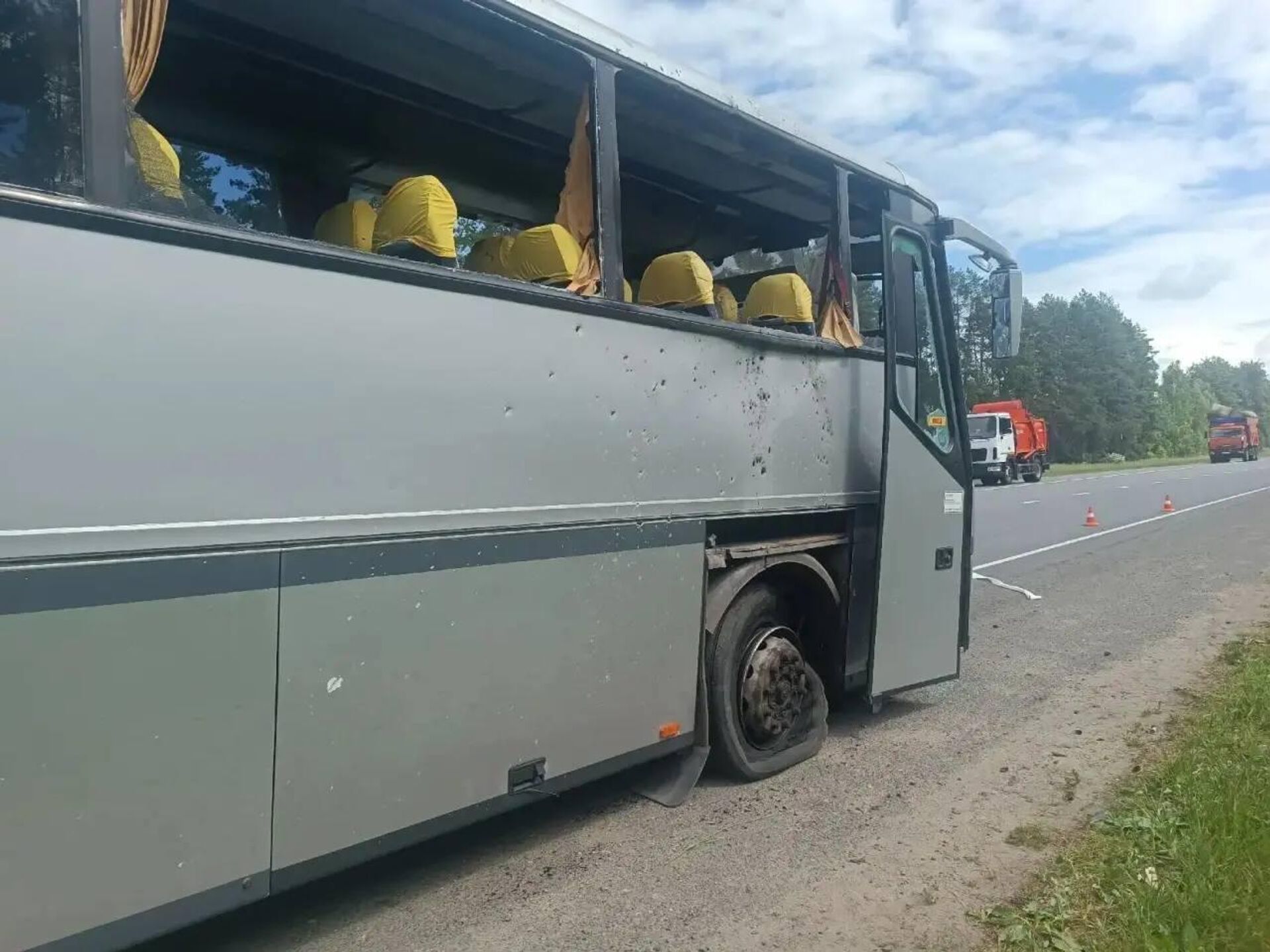 Украина напала на автобус с детьми - Sputnik Ўзбекистон, 1920, 17.06.2026