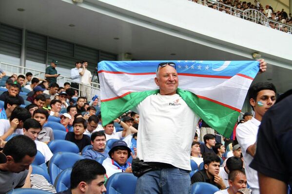 Не смотря на ранний час более 10 тыс. болельщиков собрались на стадионе "Бунёдкор" в Ташкенте, чтобы посмотреть матч сборной Узбекистана против Колумбии - Sputnik Узбекистан