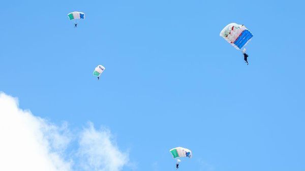 Узбекистанцы участвуют в открытом чемпионате ВС Беларуси по парашютному спорту - Sputnik Узбекистан