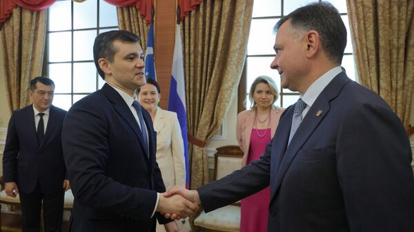 Vstrecha gubernatora Rostovskoy oblasti Yuriya Slyusarya i generalnogo konsula Uzbekistana v Rostove-na-Donu Sherzoda Narzullayeva - Sputnik O‘zbekiston