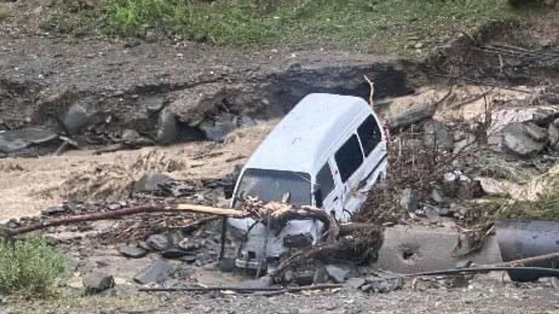 В Бахмале из-за селя эвакуировали 32 человека В Бахмале из-за селя эвакуировали 32 человека - Sputnik Узбекистан, 1920, 20.06.2026