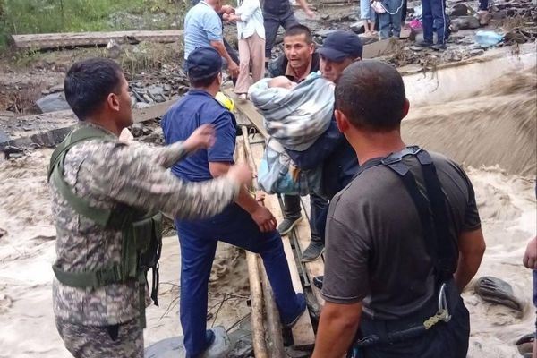 В Бахмале из-за селя эвакуировали 32 человека В Бахмале из-за селя эвакуировали 32 человека - Sputnik Узбекистан