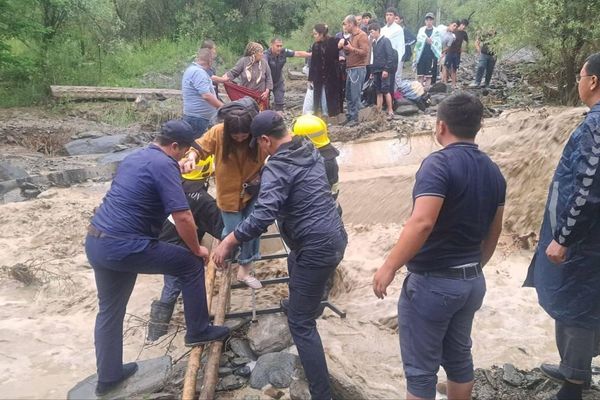 В Бахмале из-за селя эвакуировали 32 человека В Бахмале из-за селя эвакуировали 32 человека - Sputnik Узбекистан