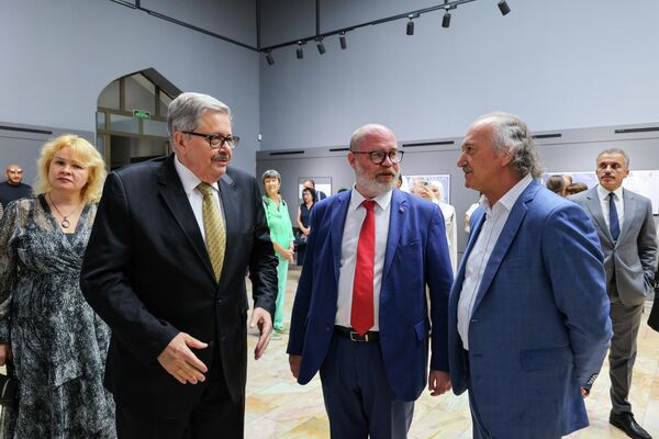 Выставка Анвара Мамаджанова Дети войны, посвященная 85-й годовщине начала Великой Отечественной войны из цикла Завещано помнить! в Ташкенте - Sputnik Узбекистан