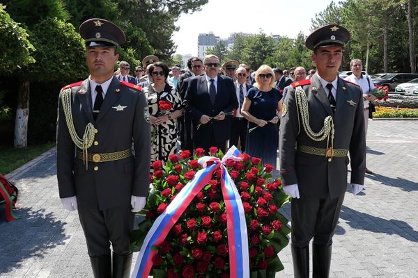 Возложение цветов на 85-ю годовщину начала Великой Отечественной войны - Sputnik Узбекистан