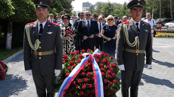 Vozlojenie svetov na 85-yu godovshinu nachala Velikoy Otechestvennoy voyni - Sputnik O‘zbekiston