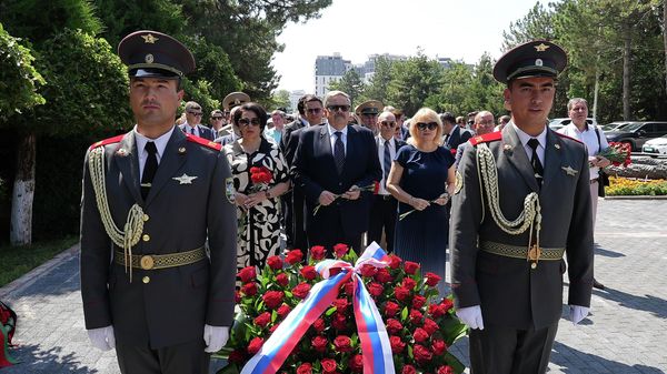 Возложение цветов на 85-ю годовщину начала Великой Отечественной войны - Sputnik Ўзбекистон