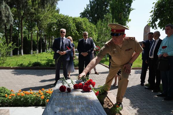 Возложение цветов на 85-ю годовщину начала Великой Отечественной войны - Sputnik Узбекистан