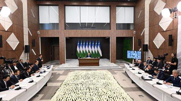 Shavkat Mirziyoyev zaslushal dokladi otvetstvennix lis o razvitii Namanganskoy oblasti - Sputnik O‘zbekiston