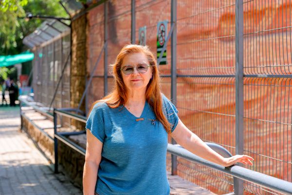 Илмий ходим Фирюза Мирсалихова вольерлар ёнида — материал қаҳрамонлари билан танишув - Sputnik Ўзбекистон