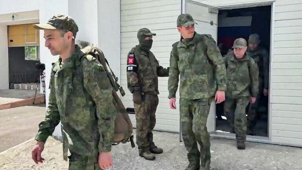 Возвращенные из украинского плена российские военнослужащие. Скриншот видео - Sputnik Узбекистан