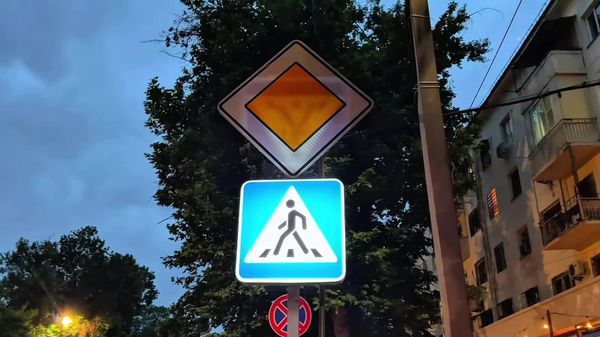 В Мирзо-Улугбекском районе Ташкента в тестовом режиме внедрили новую систему для безопасности пешеходов - Sputnik Узбекистан