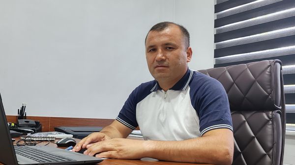 Замдиректора детско-юношеской спортивной школы №2 Самарканда, тренер по футболу Джамшид Джуракулов - Sputnik Узбекистан