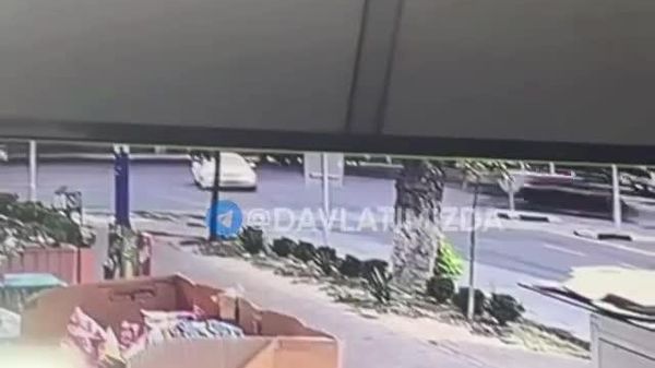 В соцсетях опубликовали видео момента ДТП на перекрестке Бадамзар - Sputnik Узбекистан