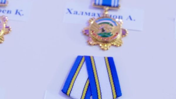 🟠Шавкат Мирзиёев торжественно вручил награды активной молодежи Узбекистана - Sputnik Узбекистан