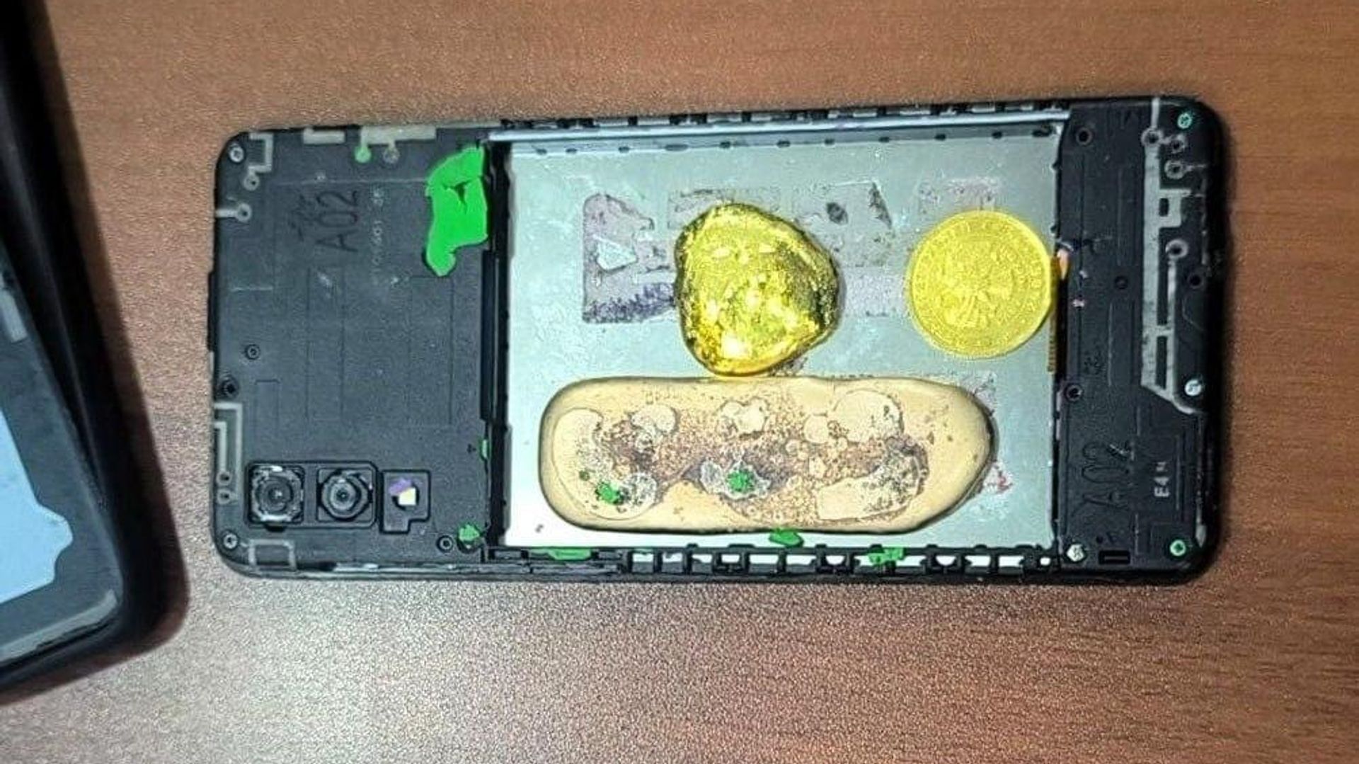 🟠 В Узбекистан пытались ввезти ювелирные изделия, спрятанные внутри мобильных телефонов 🟠 В Узбекистан пытались ввезти ювелирные изделия, спрятанные внутри мобильных телефонов - Sputnik Узбекистан, 1920, 30.06.2026