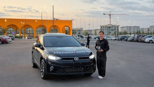 Президент Узбекистана подарил юной изобретательнице электромобиль Volkswagen - Sputnik Узбекистан