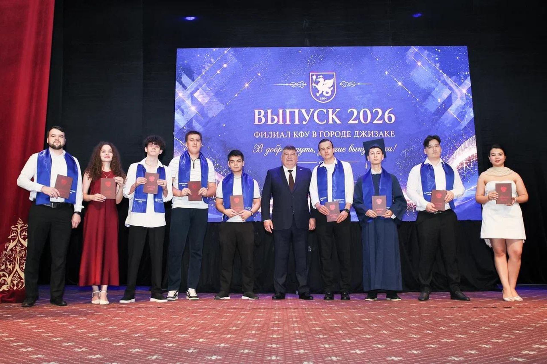 В филиале КФУ в Джизаке вручили первые дипломы бакалаврам В филиале КФУ в Джизаке вручили первые дипломы бакалаврам - Sputnik Узбекистан, 1920, 01.07.2026